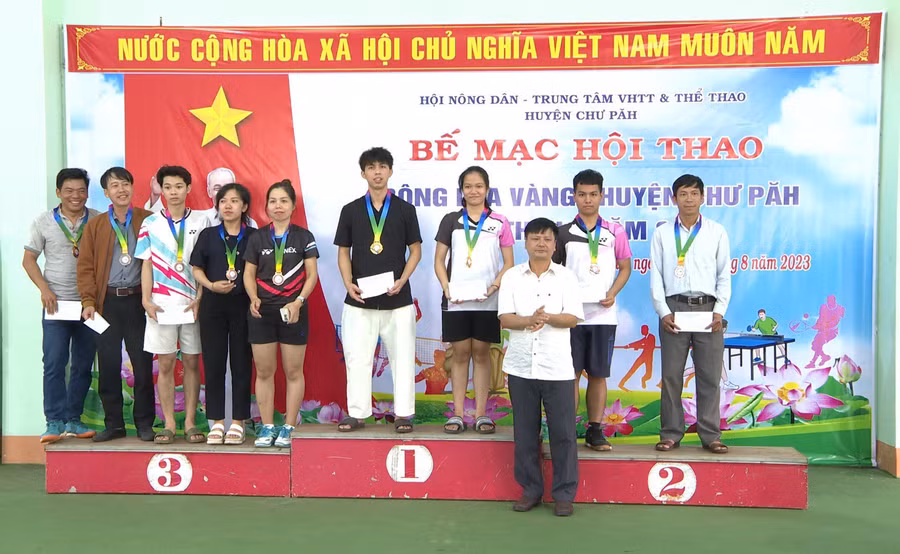 Ban tổ chức trao giải nhất, nhì, ba môn cầu lông cho các đơn vị đạt thành tích cao tại Hội thao. Ảnh: Hà Phương Ban tổ chức trao giải nhất, nhì, ba môn cầu lông cho các đơn vị đạt thành tích cao tại Hội thao. Ảnh: Hà Phương