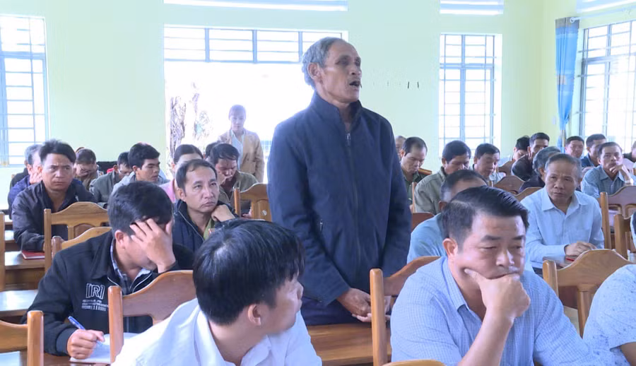 Cử tri tham gia ý kiến tại buổi tiếp xúc. Ảnh: Văn Đại