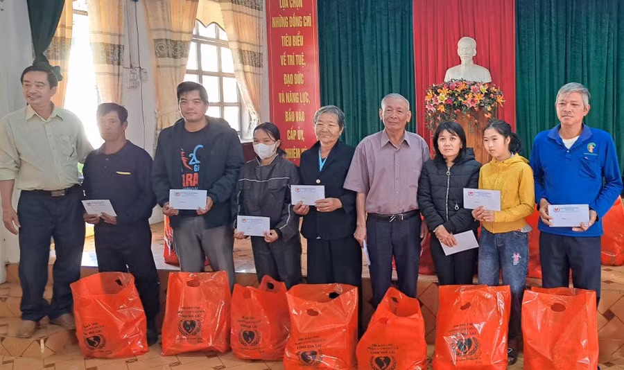 Hội Bảo trợ người khuyết tật và bảo vệ quyền trẻ em tỉnh Gia Lai trao quà cho các gia đình người khuyết tật, trẻ em có hoàn cảnh khó khăn tại huyện Ia Grai. Ảnh: K.P