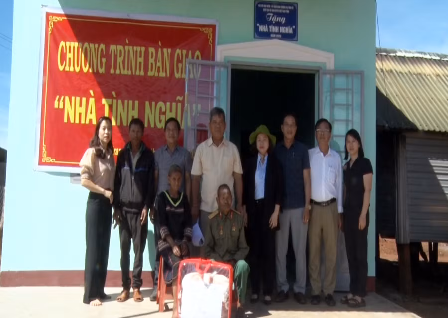 Quang cảnh lễ bàn giao nhà tình nghĩa cho gia đình ông Am tại làng Đê Rơn, xã Đak Djrăng. Ảnh: K.N
