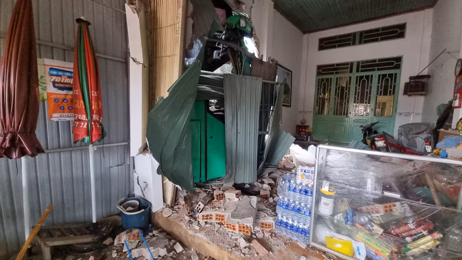 Tường và mái hiên của nhà dân bị sập. Ảnh: Hà Phương