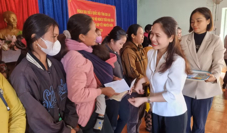 Bà Siu Hương-Tỉnh ủy viên, Phó trưởng Đoàn đại biểu Quốc hội tỉnh Gia Lai trao quà cho người nghèo tại huyện Chư Pưh. Ảnh: H.P