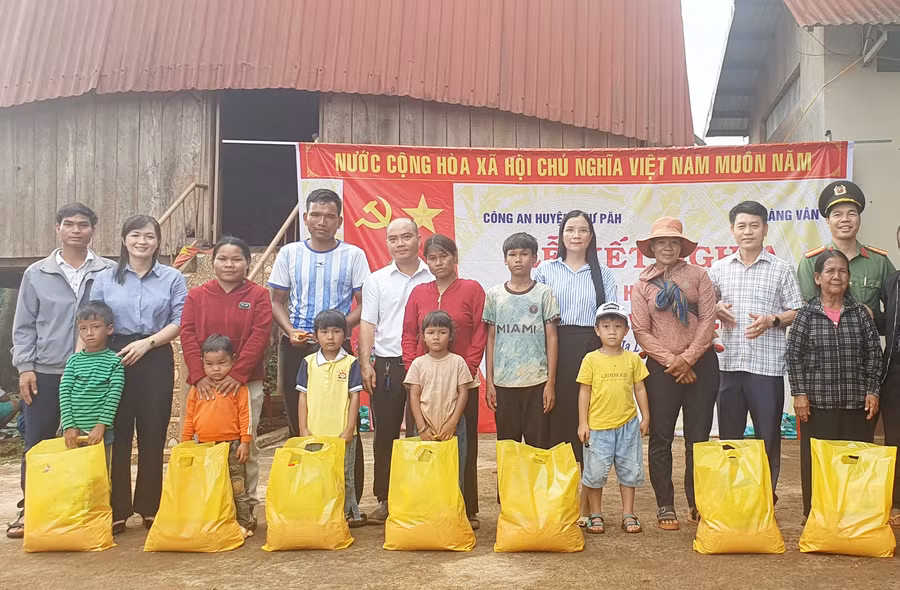 Tặng quà cho các gia đình có hoàn cảnh khó khăn tại làng Vân, thị trấn Ia Ly. Ảnh: K.P Tặng quà cho các gia đình có hoàn cảnh khó khăn tại làng Vân, thị trấn Ia Ly. Ảnh: K.P