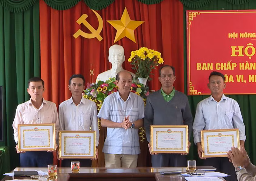 Hội Nông dân huyện tặng giấy khen cho các tập thể có thành tích xuất sắc trong công tác Hội và phong trào nông dân năm 2023. Ảnh: H.P