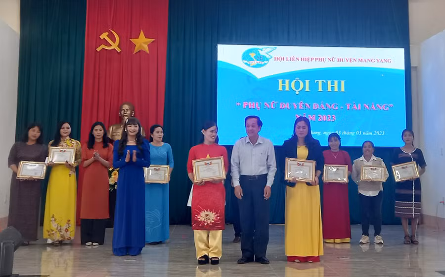 Ban tổ chức trao thưởng cho các đội đạt thành tích xuất sắc tại Hội thi. Ảnh: Kim Ngọc Ban tổ chức trao thưởng cho các đội đạt thành tích xuất sắc tại Hội thi. Ảnh: Kim Ngọc