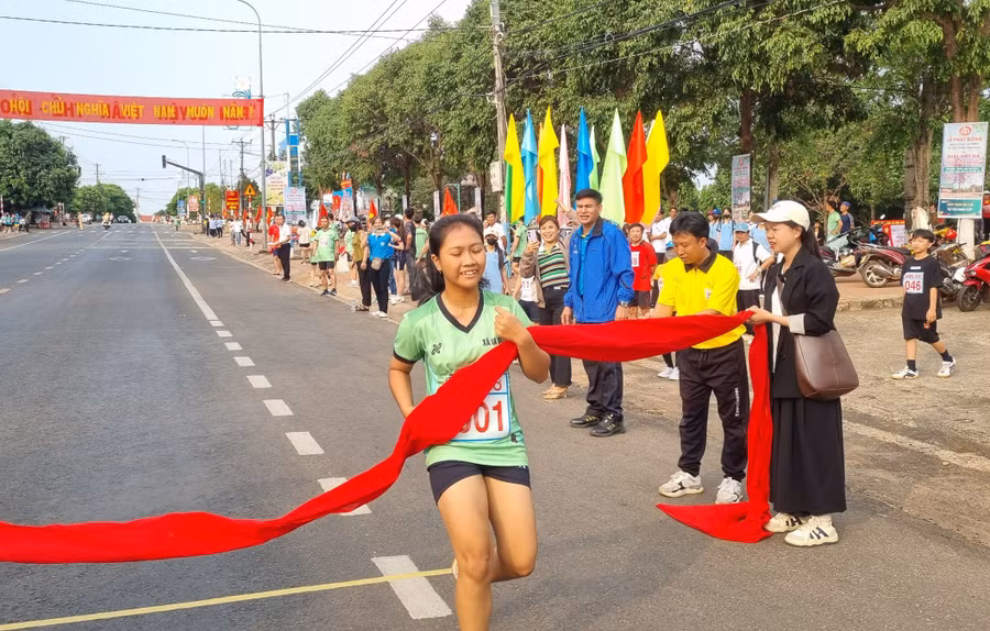 Vận động viên Ksor H’lan (số đeo 001, xã Ia Kriêng) đã xuất sắc giành giải nhất ở nội dung nữ trẻ cự ly 3 km.