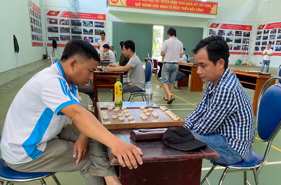 Các kỳ thủ tham gia thi đấu tại giải. Ảnh: Kim Ngọc