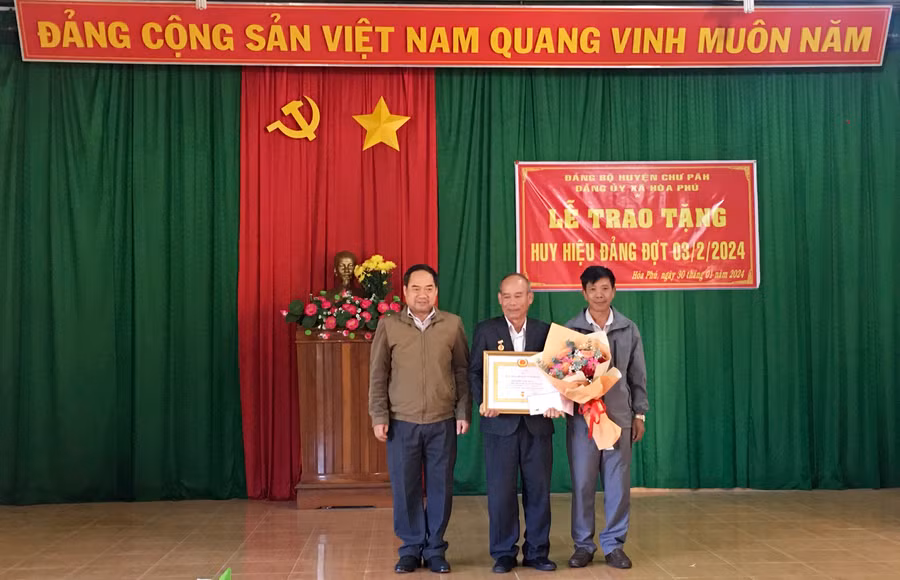 Đại diện lãnh đạo huyện Chư Păh trao Huy hiệu 40 năm tuổi Đảng cho đồng chí Nguyễn Văn Sơn (Chi bộ thôn 4, xã Hòa Phú). Ảnh: V.Đ