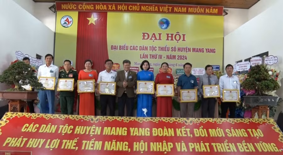 Dịp này, nhiều tập thể, cá nhân của huyện được khen thưởng vì có thành tích xuất sắc trong thực hiện công tác dân tộc và chính sách dân tộc của Đảng, Nhà nước giai đoạn 2019-2024. Ảnh: K.P