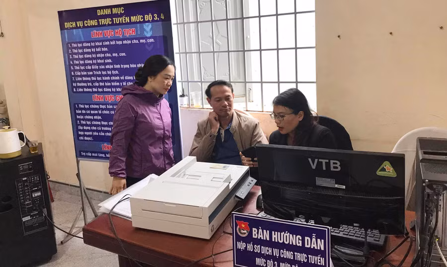 Hướng dẫn người dân đăng ký sử dụng tài khoản định danh điện tử. Ảnh: H.P