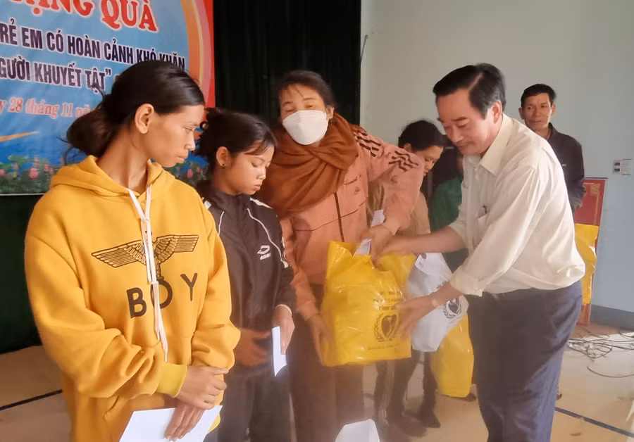 Ông Nguyễn Văn Thưởng-Phó Chủ tịch Thường trực Hội Bảo trợ người khuyết tật và bảo vệ quyền trẻ em tỉnh tặng quà cho các gia đình người khuyết tật tại xã Ia Pia, huyện Chư Prông. Ảnh: H.P