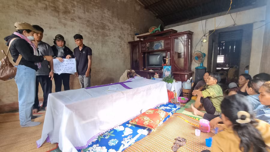 Chính quyền và bà con dân làng đến giúp gia đình chị Rcom H’Hit (làng Puối Lốp, xã Ia Le) lo hậu sự cho người con nhỏ. Ảnh: Hà Phương