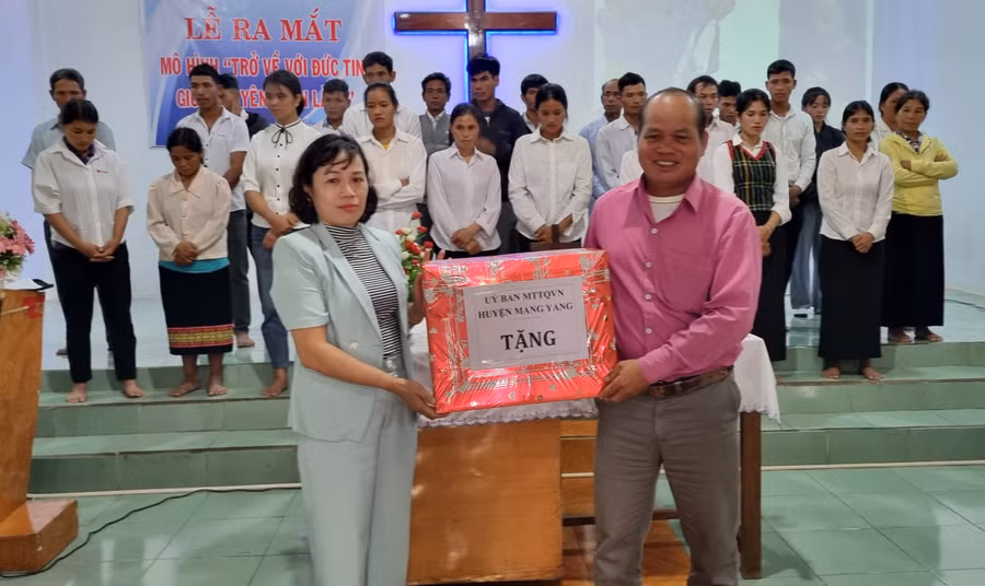 Bà Nguyễn Thị Thanh Nga-Trưởng ban Dân vận Huyện ủy, Chủ tịch Ủy ban MTTQ Việt Nam huyện Mang Yang tặng quà cho Chi hội Tin lành Plei Bông. Ảnh: Hà Phương Bà Nguyễn Thị Thanh Nga-Trưởng ban Dân vận Huyện ủy, Chủ tịch Ủy ban MTTQ Việt Nam huyện Mang Yang tặng quà cho Chi hội Tin lành Plei Bông. Ảnh: Hà Phương