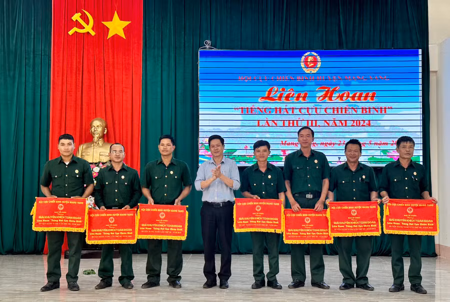 Ban tổ chức trao giải cho các đội đạt thành tích xuất sắc tại liên hoan. Ảnh: P.H