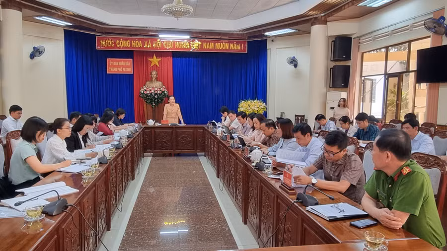 Quang cảnh buổi giám sát tại UBND TP. Pleiku. Ảnh: Hà Phương