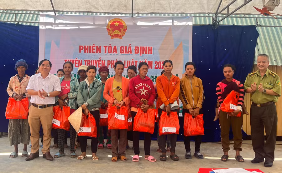 Đoàn trao quà cho các gia đình chính sách và hộ nghèo tại xã Đak Jơ Ta. Ảnh: K.P