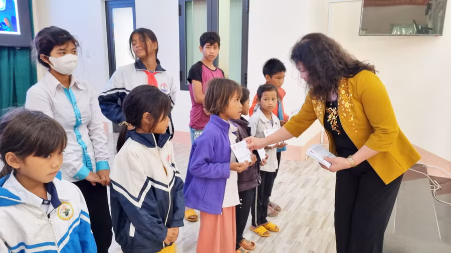 Bà Trần Thị Dung-nguyên Phó Chủ nhiệm Ủy ban Pháp luật của Quốc hội, Phó Chủ tịch Hội Bảo trợ Người khuyết tật và trẻ mồ côi Việt Nam trao học bổng cho các em học sinh có hoàn cảnh khó khăn tại huyện Mang Yang. Ảnh: Hà Phương
