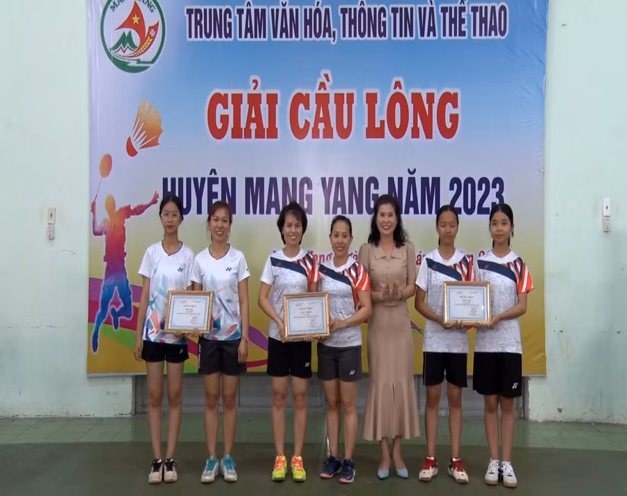 Ban tổ chức trao giải nhất, nhì, ba ở nội dung đôi nữ. Ảnh: Kim Ngọc