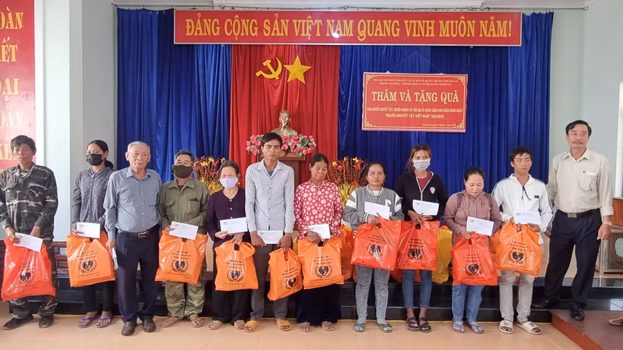 Phần quà ý nghĩa giúp gia đình người khuyết tật tự tin hòa nhập với cộng đồng. Ảnh: H.P Phần quà ý nghĩa giúp gia đình người khuyết tật tự tin hòa nhập với cộng đồng. Ảnh: H.P