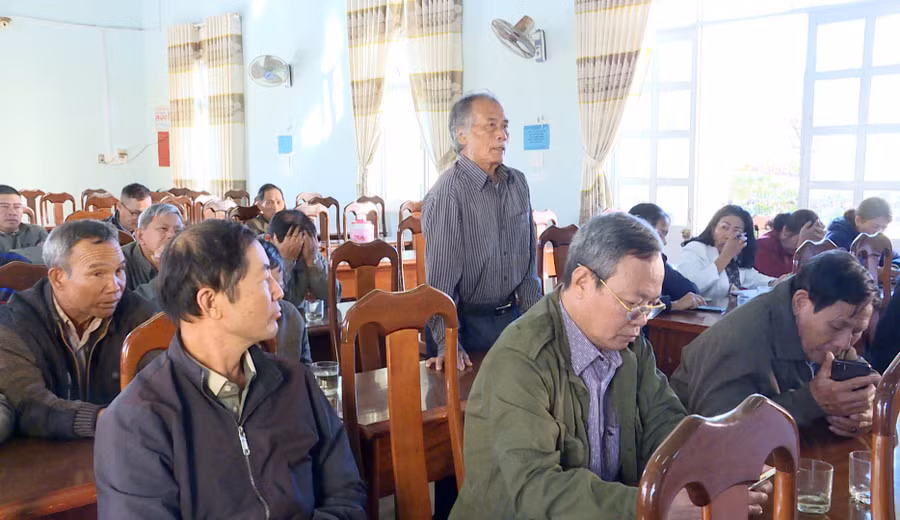 Cử tri tham gia ý kiến tại hội nghị. Ảnh: V.Đ