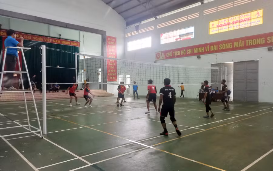 2 đội bóng Hội Nông dân xã Kon Thụp và Hội Nông dân xã Đê Ar thi đấu trận khai mạc. Ảnh: Minh Ngọc