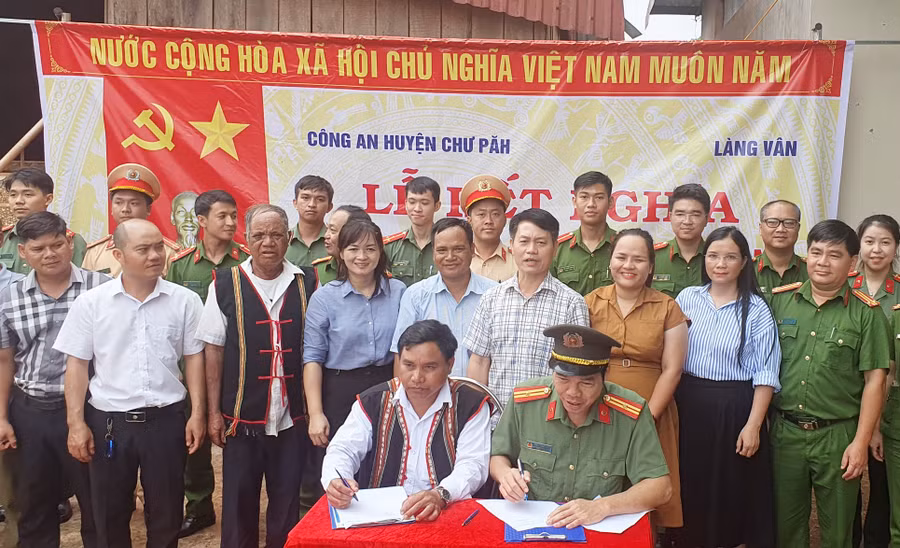 Đại diện Công an huyện Chư Păh và làng Vân ký giao ước kết nghĩa. Ảnh: K.P Đại diện Công an huyện Chư Păh và làng Vân ký giao ước kết nghĩa. Ảnh: K.P