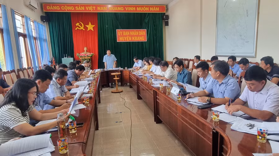Quang cảnh buổi làm việc của đoàn giám sát với UBND huyện Kbang. Ảnh: Hà Phương