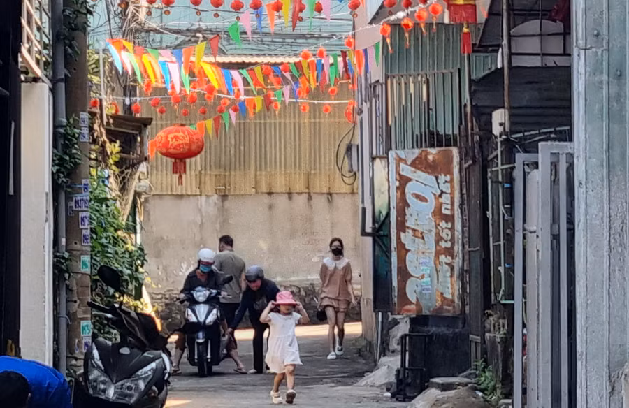 Đi dọc con hẻm, không khó để bắt gặp những con hẻm rợp bóng đèn lồng, cờ tạo nên một bức tranh sắc màu và rực rỡ tạo nên một khung cảnh thú vị đáng nhớ trong dịp xuân về.