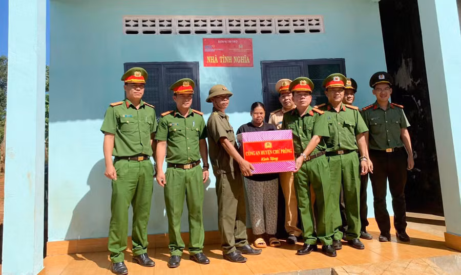 Quang cảnh lễ bàn giao nhà tình nghĩa cho gia đình anh Rơ Lan Blêu (làng Xung Beng, xã Ia Drăng). Ảnh: Nguyễn Thảo