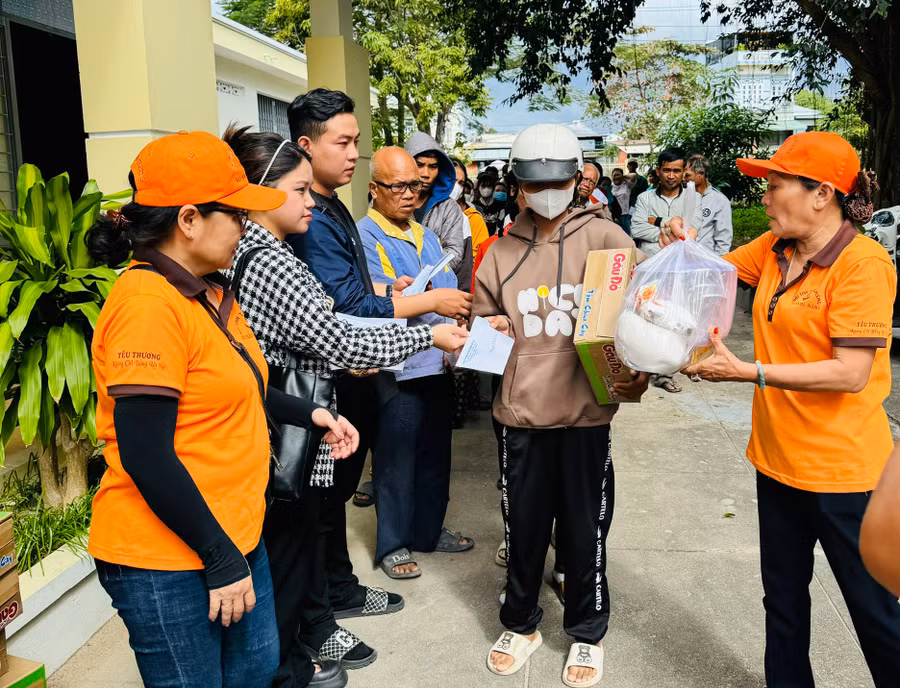 Đoàn tặng quà cho người mù, người khuyết tật tại huyện Krông Pa. Ảnh: Nguyễn Sinh