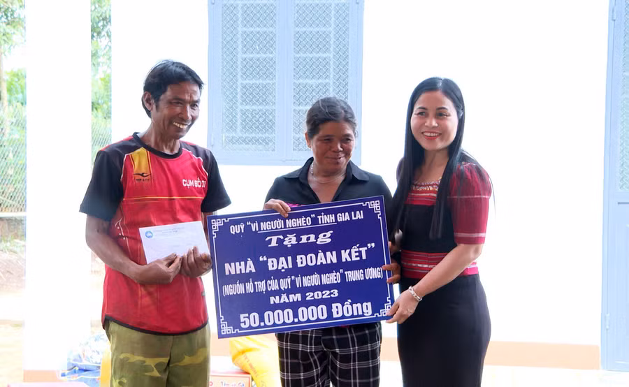 Quang cảnh lễ bàn giao nhà Đại đoàn kết cho gia đình ông Rơ Châm HYut tại làng Krái, thị trấn Phú Hòa. Ảnh: Hà Phương