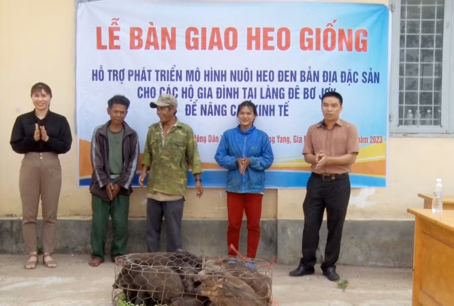 Đoàn công tác trao heo giống sinh sản cho các gia đình có hoàn cảnh khó khăn tại làng Đê Btưk. Ảnh: Kim Ngọc