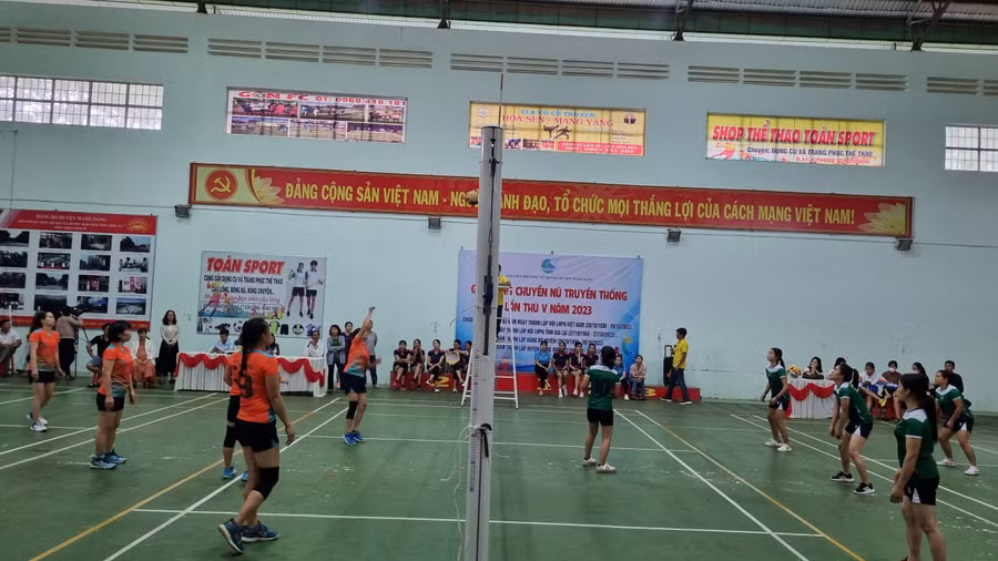 Các trận đấu diễn ra sôi nổi, quyết liệt. Ảnh: H.P