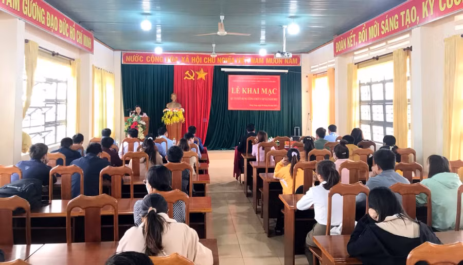 Quang cảnh lễ khai mạc kỳ thi tuyển dụng công chức cấp xã năm 2023. Ảnh: Ngọc Hanh Quang cảnh lễ khai mạc kỳ thi tuyển dụng công chức cấp xã năm 2023. Ảnh: Ngọc Hanh