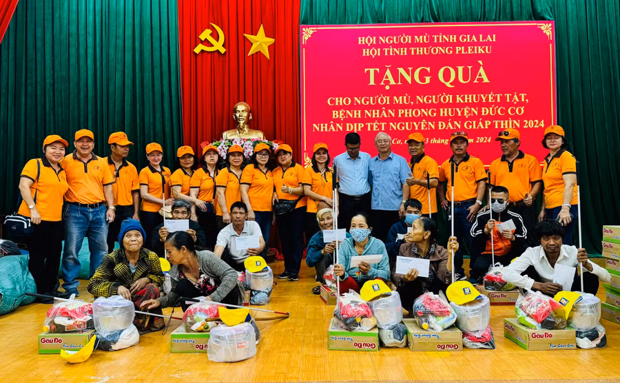 Đoàn tặng quà cho người mù, người khuyết tật, bệnh nhân phong tại huyện Đức Cơ. Ảnh: Nguyễn Sinh