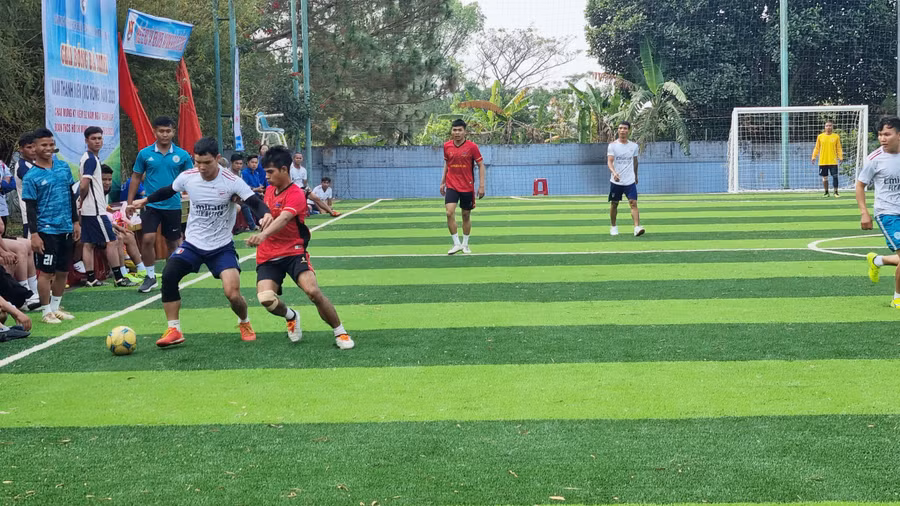 Trận khai mạc giữa 2 đội bóng Đoàn xã Hà Tây (áo trắng) và Đoàn xã Nghĩa Hưng (áo đỏ). Ảnh: Hà Phương Trận khai mạc giữa 2 đội bóng Đoàn xã Hà Tây (áo trắng) và Đoàn xã Nghĩa Hưng (áo đỏ). Ảnh: Hà Phương