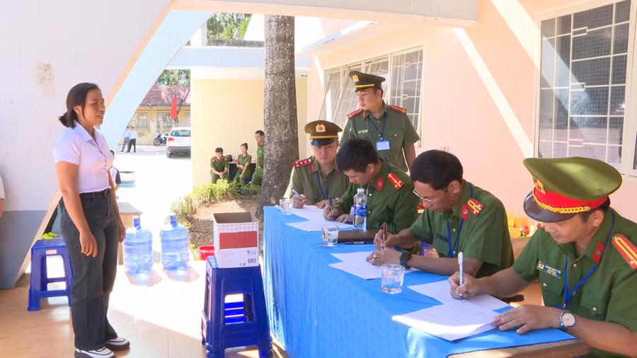 Các đội bốc thăm trả lời câu hỏi về kiến thức phòng cháy chữa cháy và cứu nạn, cứu hộ. Ảnh: K.P