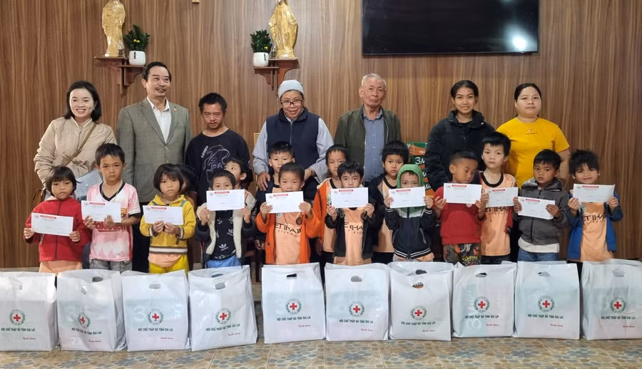 Những phần quà nhằm động viên cho các cháu có thêm nghị lực, từng bước vươn lên trong cuộc sống. Ảnh: H.P