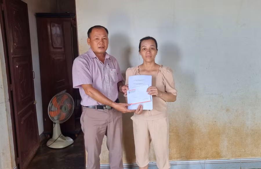 Đại diện Báo Gia Lai trao tiền hỗ trợ cho gia đình chị Nguyễn Thị Hồng Thủy. Ảnh: K.P