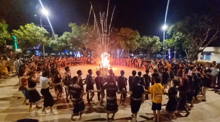 Người dân, du khách cùng hòa nhịp nối dài vòng xoang. Ảnh: H.P