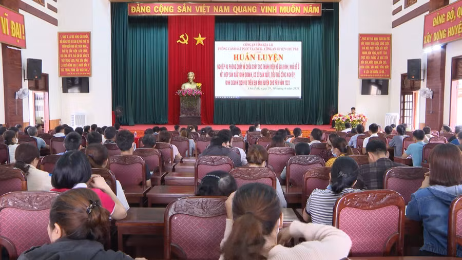 Toàn cảnh lớp huấn luyện nghiệp vụ PCCC và CNCH. Ảnh: Văn Đại