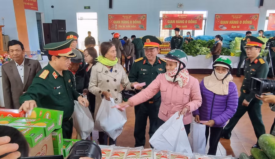 Hoạt động thể hiện tình cảm tương thân, tương ái, sự tri ân của cán bộ, chiến sĩ Cục Quân khí với người dân mỗi dịp Tết đến, xuân về. Ảnh: H.P