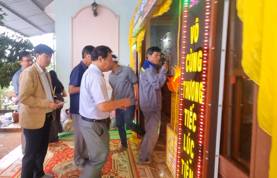 Đại diện Ban An toàn Giao thông tỉnh Gia Lai đến phúng điếu gia đình nạn nhân. Ảnh: Hà Phương