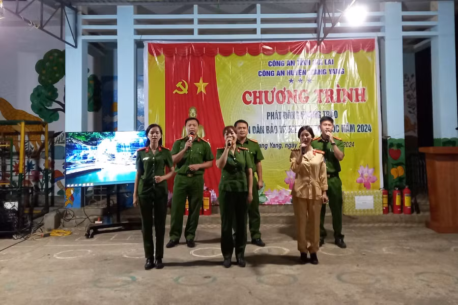 Đội nghiệp vụ Công an huyện Mang Yang biểu diễn tiết mục văn nghệ tại buổi tuyên truyền. Ảnh: K.N