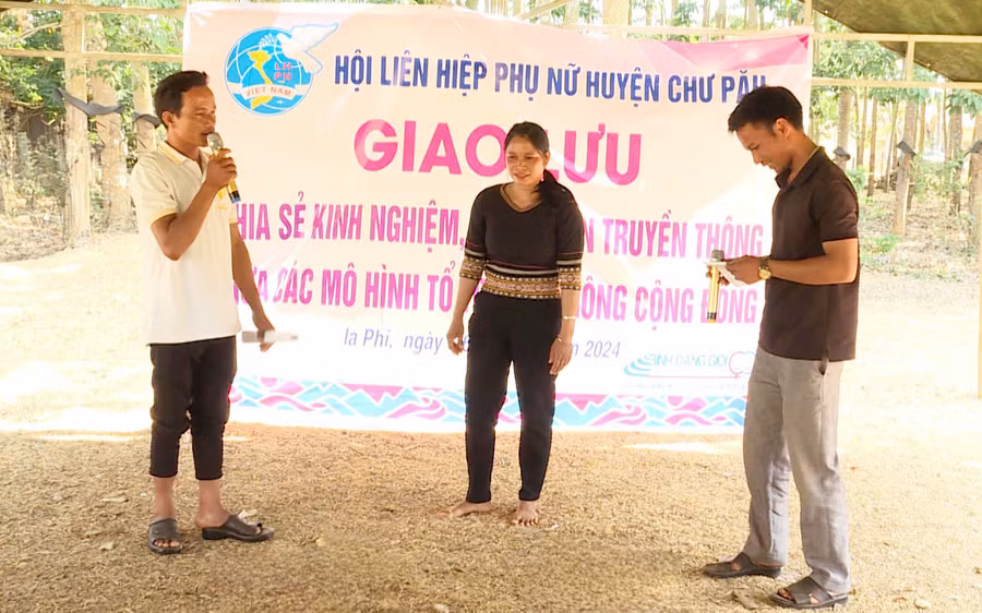 Tổ truyền thông cộng đồng thể hiện tiểu phẩm tuyên truyền về thực hiện bình đẳng giới. Ảnh: K.A Tổ truyền thông cộng đồng thể hiện tiểu phẩm tuyên truyền về thực hiện bình đẳng giới. Ảnh: K.A