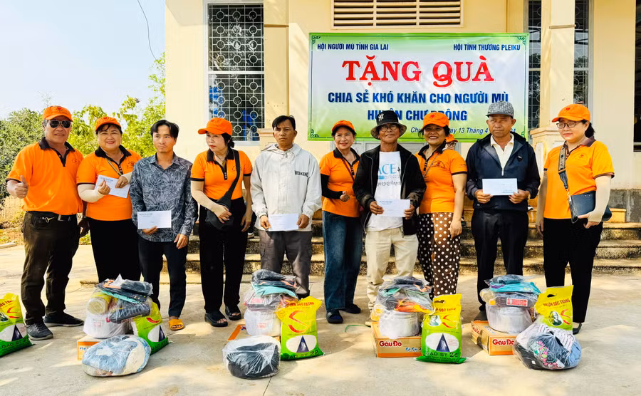 Đoàn trao quà cho hội viên có hoàn cảnh khó khăn tại xã Ia Ga, huyện Chư Prông. Ảnh: K.P
