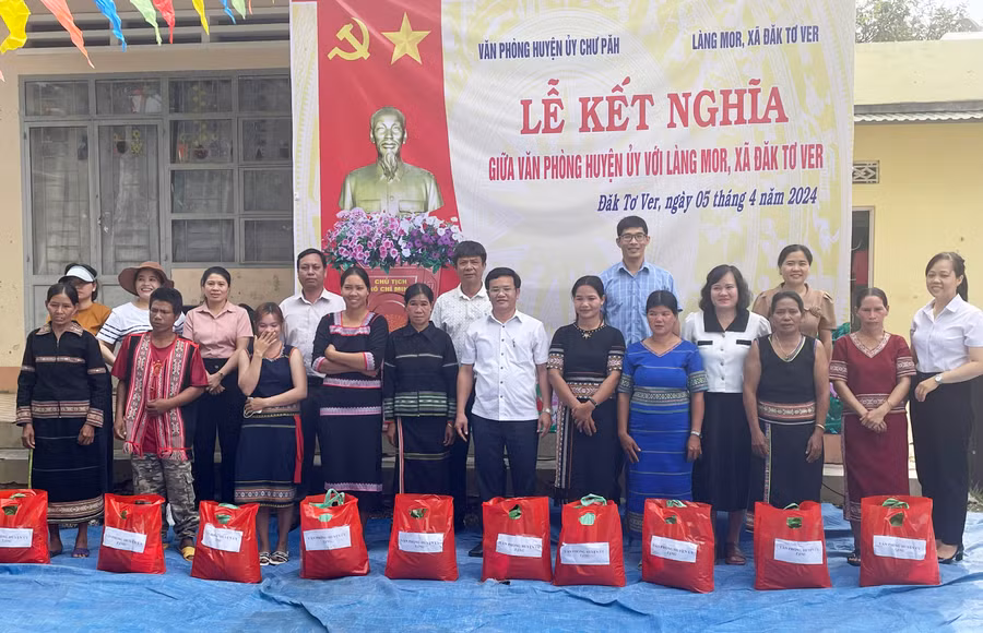 Văn phòng Huyện ủy Chư Păh trao quà cho các hộ nghèo tại làng Mor. Ảnh: V.Đ