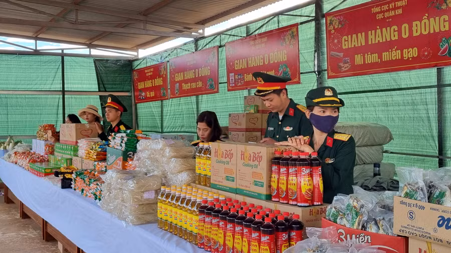 Các "Gian hàng 0 đồng" tại phiên chợ với nhiều nhu yếu phẩm phục vụ người dân. Ảnh: H.P
