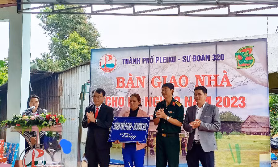 Quang cảnh lễ bàn giao nhà ở cho gia đình bà Byưm. Ảnh: K.P