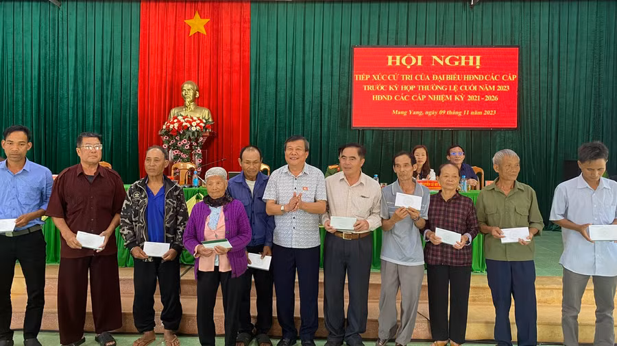 Tổ đại biểu HĐND tỉnh tặng 10 suất quà cho các hộ gia đình có hoàn cảnh khó khăn trên địa bàn huyện. Ảnh: K.P